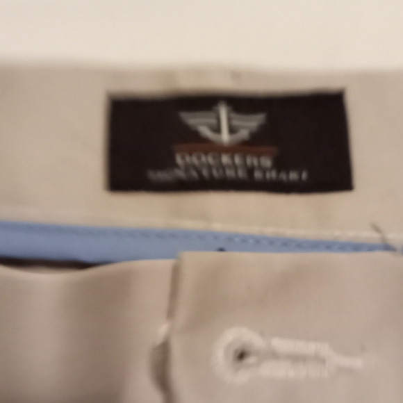 Men's dockers beigh khakis 44/30 like new - Picture 2 of 2